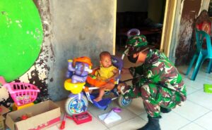 Satgas TMMD Reguler 109 Gendong Anak Untuk Lepas Rindu Keluarga