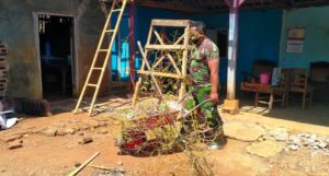 Anggota Satgas TMMD Bersihkan Sisa Puing Rehab RTLH