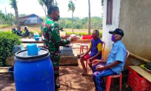 Anggota Satgas TMMD Hilangkan Lelah dengan Bercanda Bersama Warga