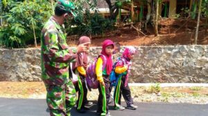 Bukti Kedekatan Anggota Satgas TMMD Dengan Anak-Anak