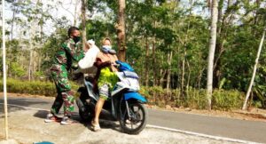 Kesigapan Anggota Satgas TMMD Terhadap Warga