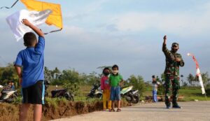 Anggota Satgas Ajak Anak-Anak Bermain Layang-Layang