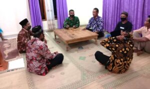 Wujud Kebersamaan, Satgas TMMD Hadiri Acara Selamatan