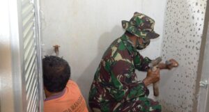 Satgas TMMD Bersama Warga Bantu Renovasi Kamar Mandi Masjid