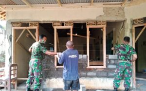 Satgas TMMD Kebut Pasang Batako di RTLH Milik Suparno