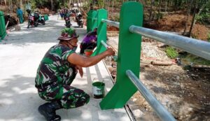 Satgas TMMD Bersama Warga Mewarnai Jembatan