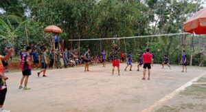 Keseruan Satgas TMMD Dan Warga Desa Jatiwarno Bermain Voli