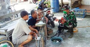 Ternyata TNI Satgas Juga Mahir Reparasi Sepeda
