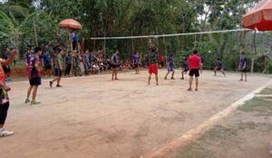 Hilangkan Jenuh dan Lelah, Satgas TMMD Main Voli bersama Remaja