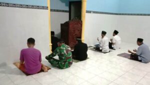 Satgas TMMD ke-109 Lakukan Sholat Maghrib Berjamaah Bersama Warga