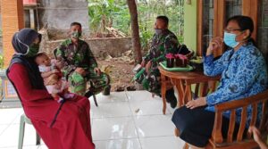 Satgas TMMD Bersama Bidan Komsos di Rumah Warga