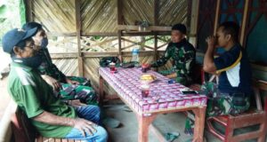 Jajanan Tradisional Temani Kunjungan Satgas TMMD di Rumah Warga