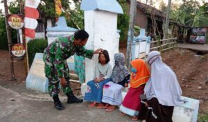 Penuh Keakraban Serta Penuh Kasih Sayang,Satgas TMMD Kepada Anak-Anak