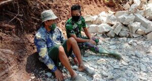 Anggota Satgas TMMD 109 Karanganyar Semakin Akrab dengan Warga