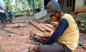 Mbah Sumarlan, Tukang Kayu yang Masih Lincah dan Cekatan dalam TMMD
