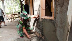 Rumah Bertembok Hancur Itu Terus “Dikerjai” TNI
