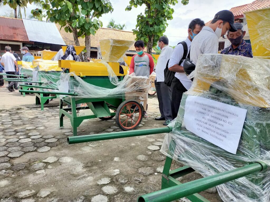 Kelompok Tani Muba Terima 11 Unit Mesin Perontok Jagung