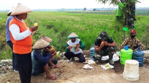 Senang Makan Bareng Tentara di Lokasi Jalan TMMD
