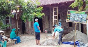 Dikebut, TNI dan Warga Rehab RTLH Bu Ulil Tuntas