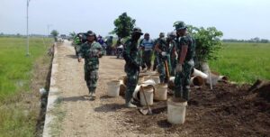 Jelang Penutupan TMMD, Satgas dan Warga Tetap Gotong Royong