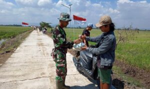 Simbol Keakraban, Warga pun Beri Buah Tangan ke Satgas TMMD