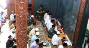 Beribadah Sekaligus Jalin Keakraban Dengan Warga