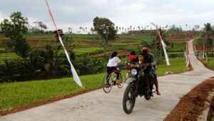Anak Anak Nikmati Naik Sepeda Motor di Jalan Baru Bersama Satgas TMMD