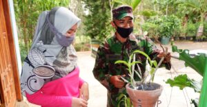 Satgas TMMD Karanganyar Belajar Merawat Bunga Anggrek