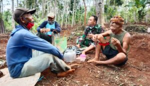Satgas TMMD Komsos Bersama Warga di Kebun