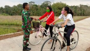 Remaja Jatiwarno Menikmati jalan baru hasil TMMD