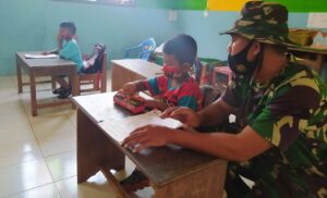 Satgas TMMD Kenalkan TNI Sejak Dini