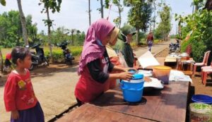 Tak Ikut Kerja Berat, Ibu ibu Siapkan Logistik untuk Satgas TMMD dan Warga