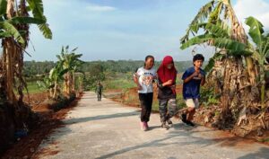 Satgas TMMD Memberikan Kegembiraan dan Kesedihan Anak-nak Desa Jatiwarno