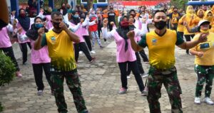 Tim Publikasi Satgas TMMD Jaga Kebugaran Bersama Ibu-ibu Jatiwarno