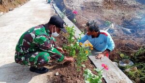 Satgas TMMD Tanam Bunga di Pinggir Jalan Penghubung