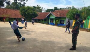 Bola Jadi Pemersatu Anak-anak dengan Satgas TMMD