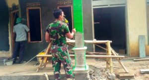 Satgas TMMD Lakukan Finishing Pengecatan RTLH
