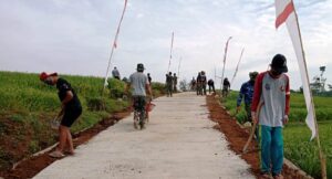 Satgas TMMD dan Karang Taruna Jatiwarno Melakukan Pembereman Jalan Beton