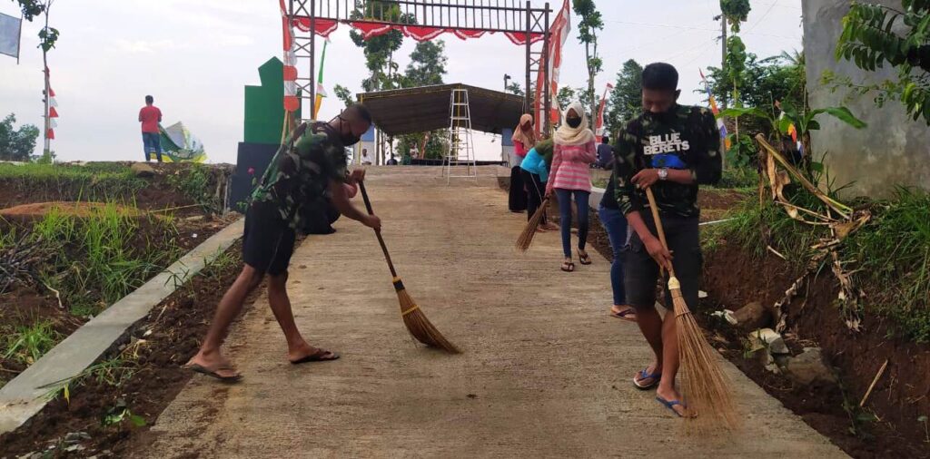 Jelang Punutupan Warga Dan Satgas TMMD Membersihkan Akses Jalan