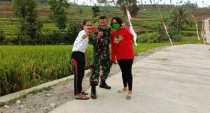 Wow, Jalan Baru TMMD 109 Karanganyar Asyik Untuk Selfi Bersama Warga