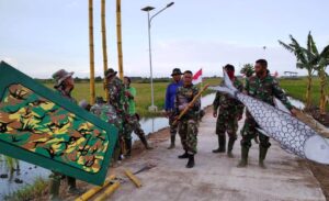 Jelang Penutupan TMMD Kodim Kendal, Satgas dan Warga Sempat Lembur Benahui Gapura