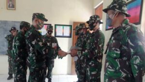 Kasdim Kendal Serahkan Piagam Dan Plakat Kepada Anggota Satgas Tmmd