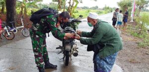 Ringan Tangan, TNI Juga Bantu Benahi Motor Sepeda Warga