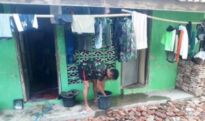 Bikin Kagum Warga, Selama TMMD, TNI Satgas Cuci Baju Sendiri