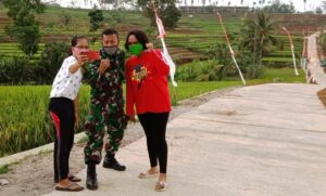 Selfi Bersama Warga, di Jalan Betonisasi Hasil Karya Satgas TMMD