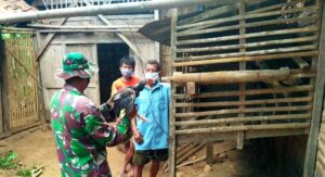 Anggota Satgas TMMD Dapat Kenang – Kenangan Seekor Ayam Dari Warga