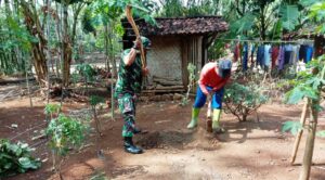 Satgas TMMD Bangun Tempat Sampah di Pekarangan Warga