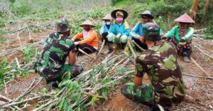 Santai Bersama di Kebun Singkong Bersama Satgas TMMD 109