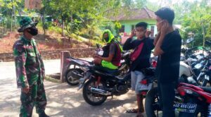 Satgas TMMD Tak Bosan Ingatkan Warga Yang Tidak Pakai Masker