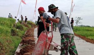 Pembereman Jalan TMMD Terus Dilakukan Satgas TMMD